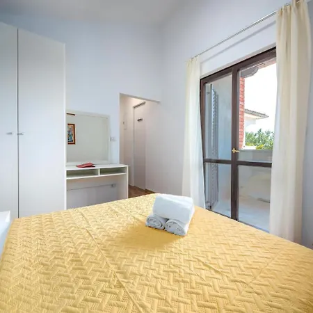 Five Bedroom Holiday In Nyaraló Tinjan