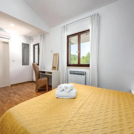 Five Bedroom Holiday In