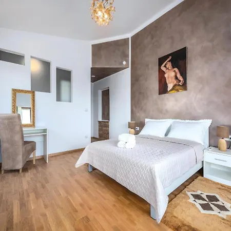 Five Bedroom Holiday In Nyaraló *