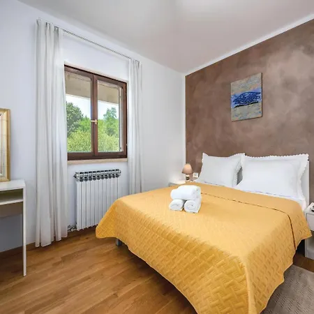 Five Bedroom Holiday In Nyaraló *