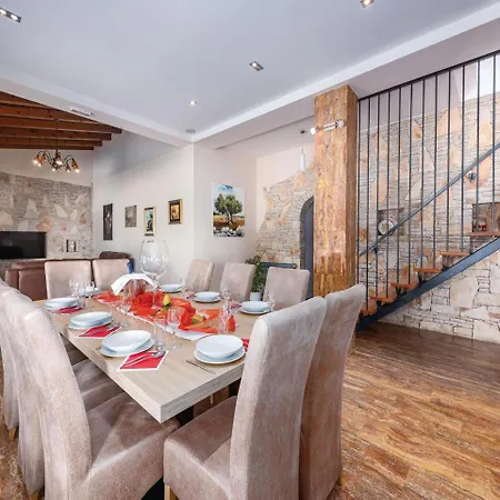 Five Bedroom Holiday In * Tinjan