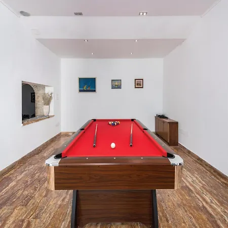 Five Bedroom Holiday In