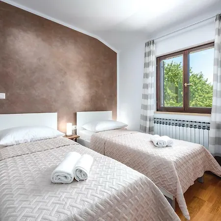 בית נופש Five Bedroom Holiday In