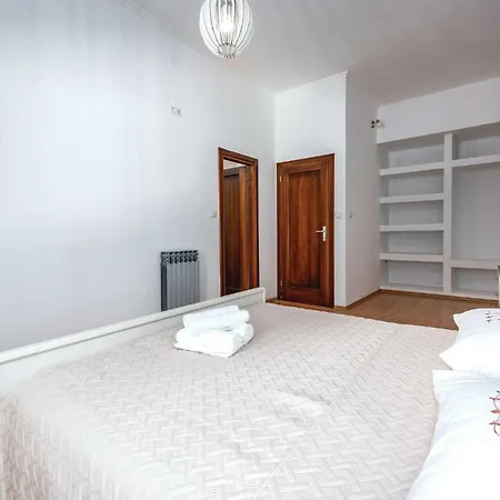בית נופש Five Bedroom Holiday In Tinjan