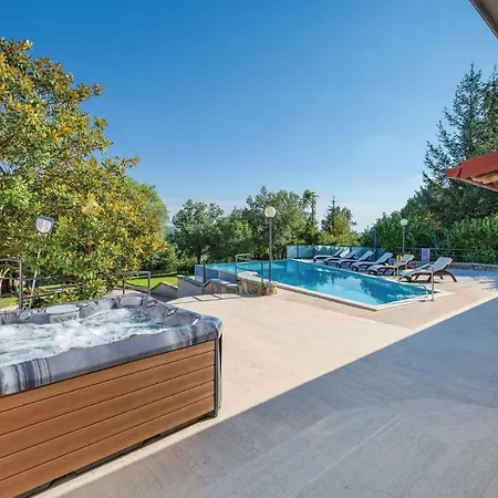 Five Bedroom Holiday In