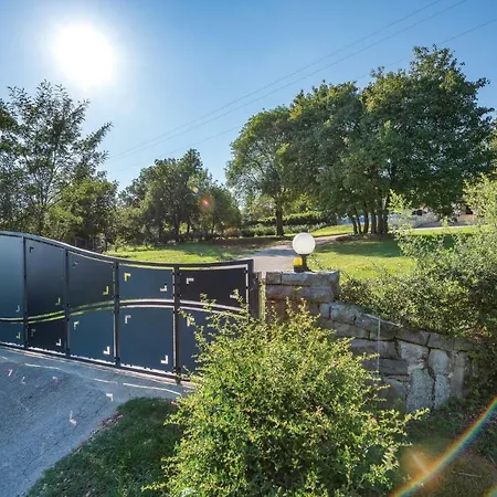 Five Bedroom Holiday In בית נופש *