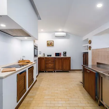 Five Bedroom Holiday In בית נופש *