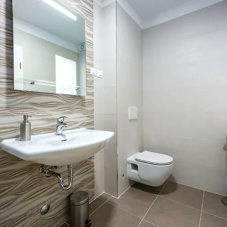 Five Bedroom Holiday In בית נופש Tinjan