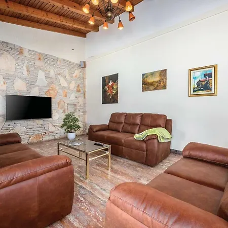 בית נופש Five Bedroom Holiday In Tinjan