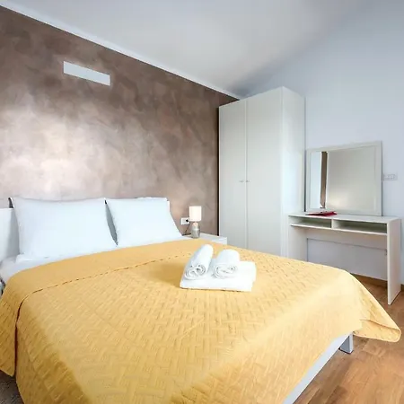 בית נופש Five Bedroom Holiday In *