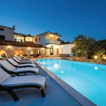 Five Bedroom Holiday In