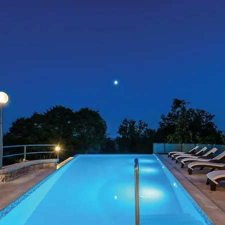 Five Bedroom Holiday In Nyaraló *