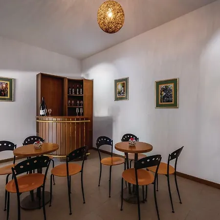 Five Bedroom Holiday In * Tinjan
