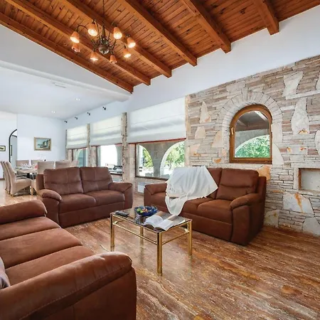Five Bedroom Holiday In * Tinjan