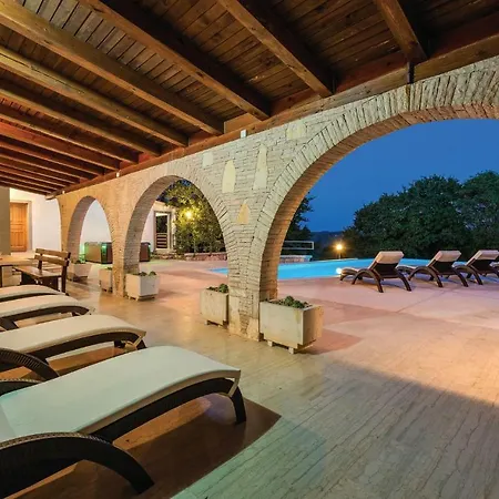 Five Bedroom Holiday In *