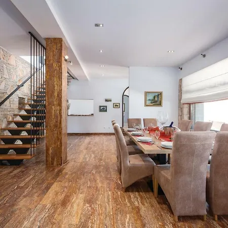 בית נופש Five Bedroom Holiday In *