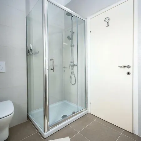 Five Bedroom Holiday In * Tinjan