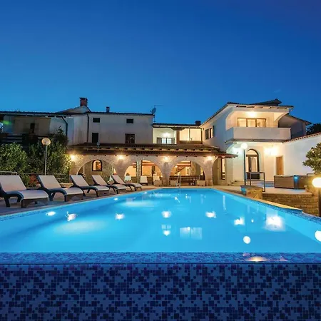 בית נופש Five Bedroom Holiday In *