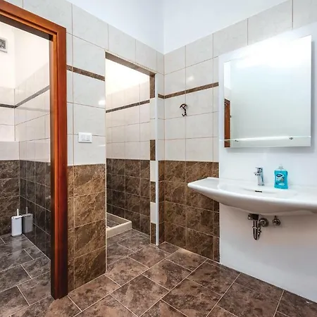 בית נופש Five Bedroom Holiday In Tinjan