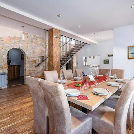 Five Bedroom Holiday In Tinjan