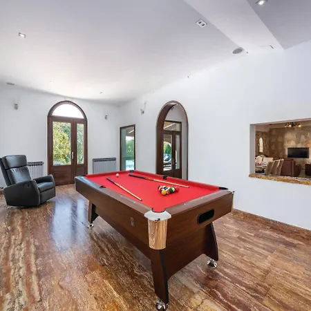 Five Bedroom Holiday In *